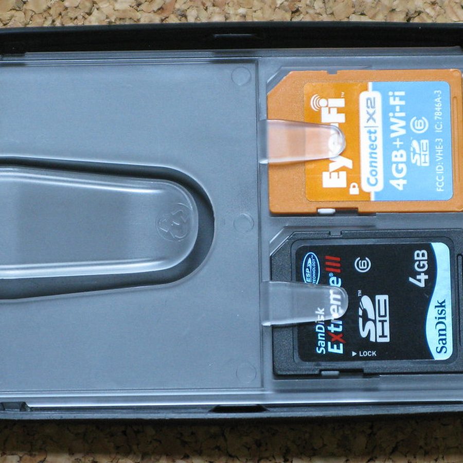 Mobitrend Memory Card Storage Case (12 Slots)