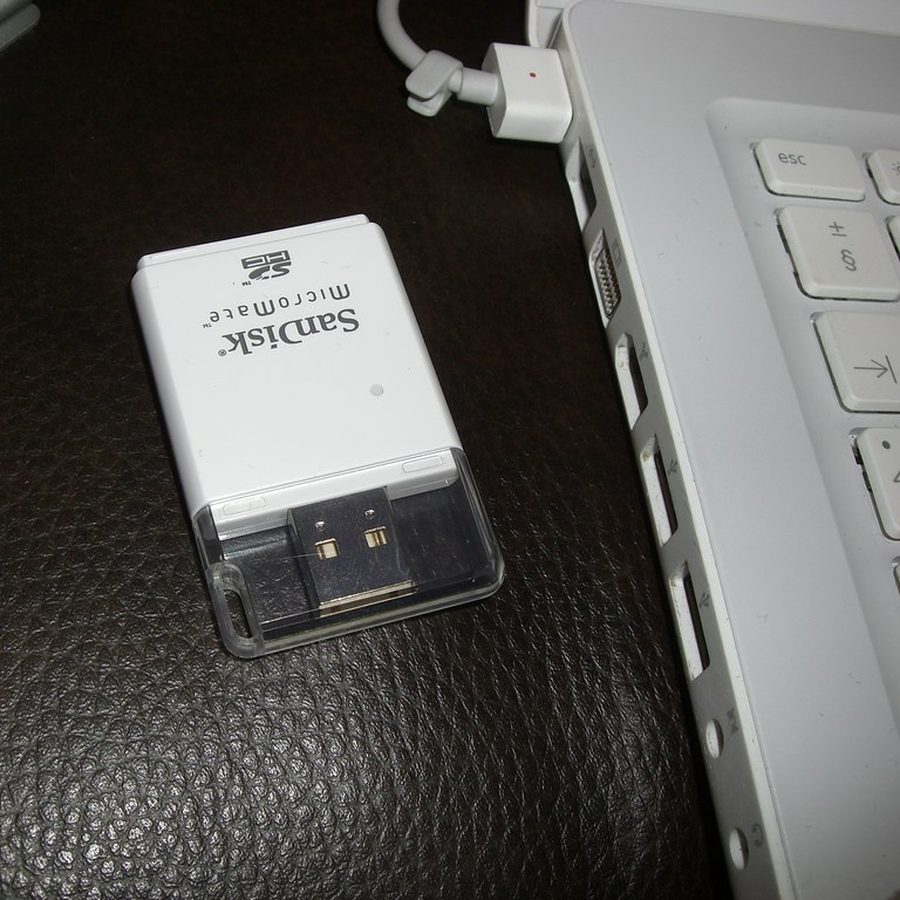 Mobitrend UHS-II SD and microSD Card Reader