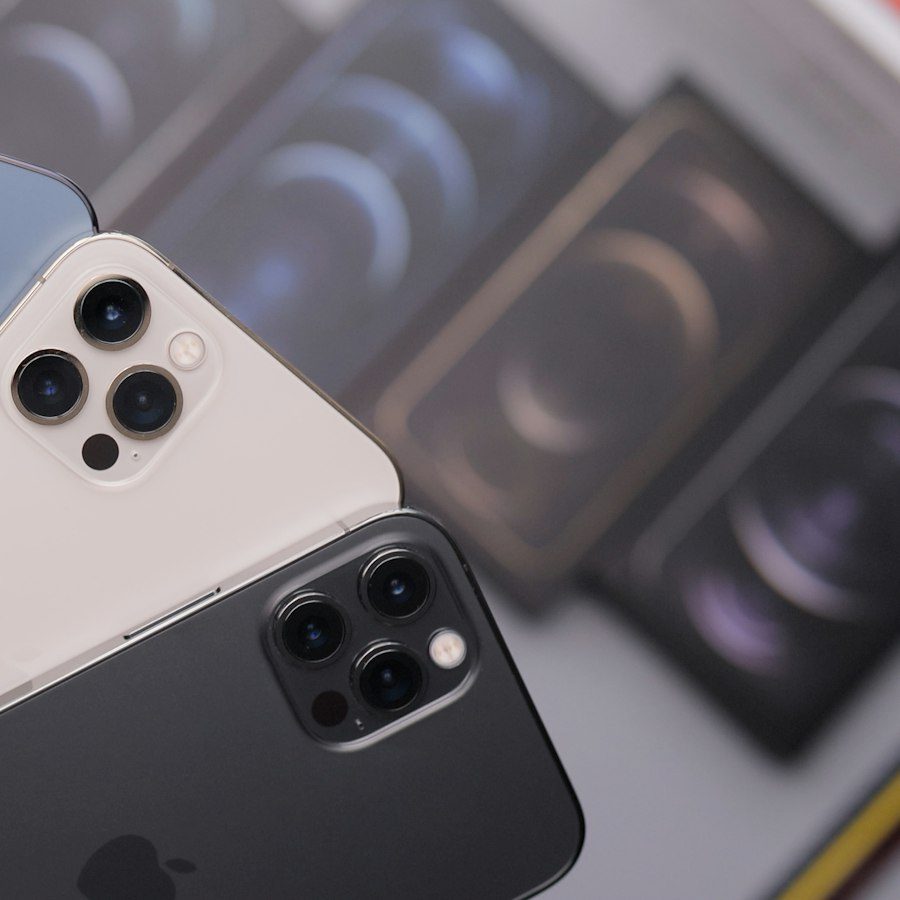 View image 3 of Apple iPhone 15 Pro (256GB, Natural Titanium)